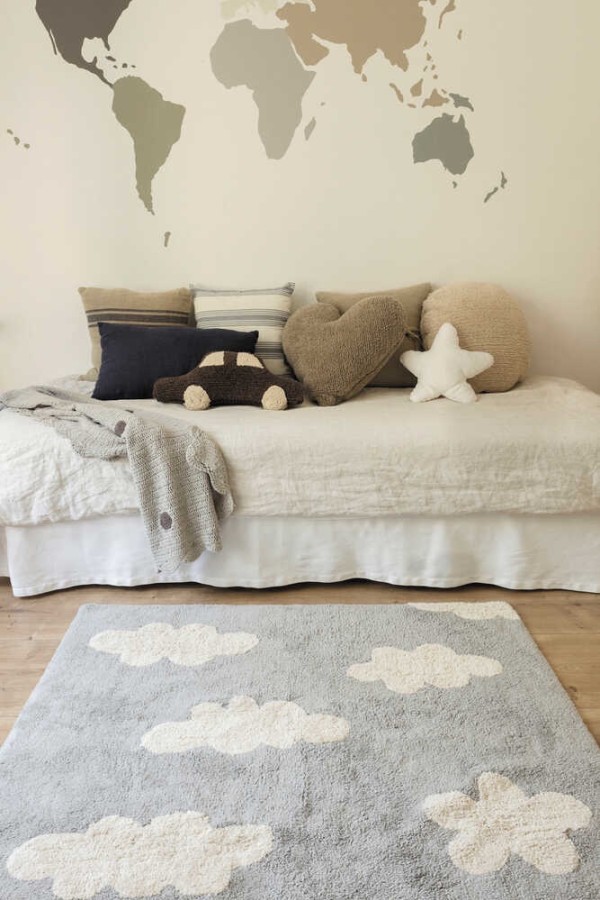 Pilkas kilimas su debesėliais